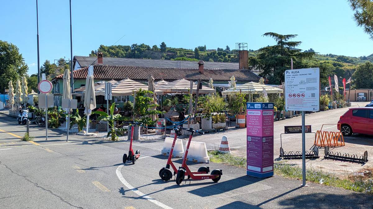 Parkirišče Ruda v Izoli – smerokaz in pogled na kavarno Kanava – poletje 2026