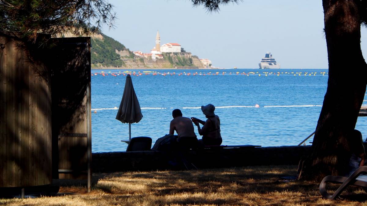 Plaža v Strunjanu – pogled na piransko mestno obzidje – dve osebi