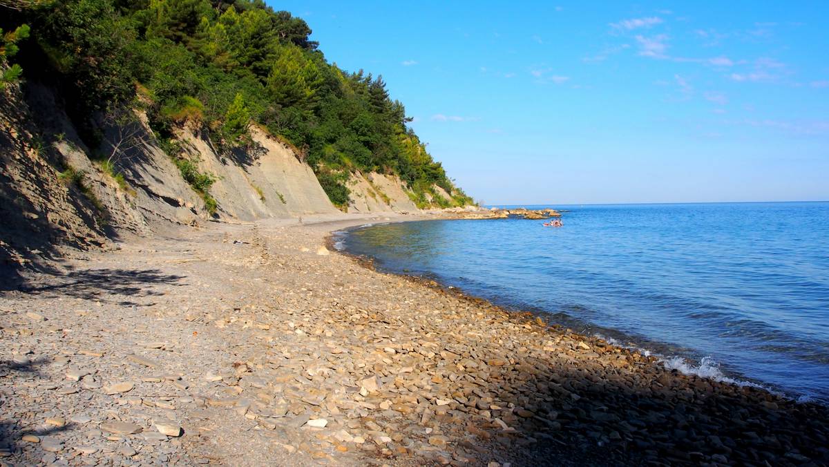 Plaža Moon Bay – julij 2026 