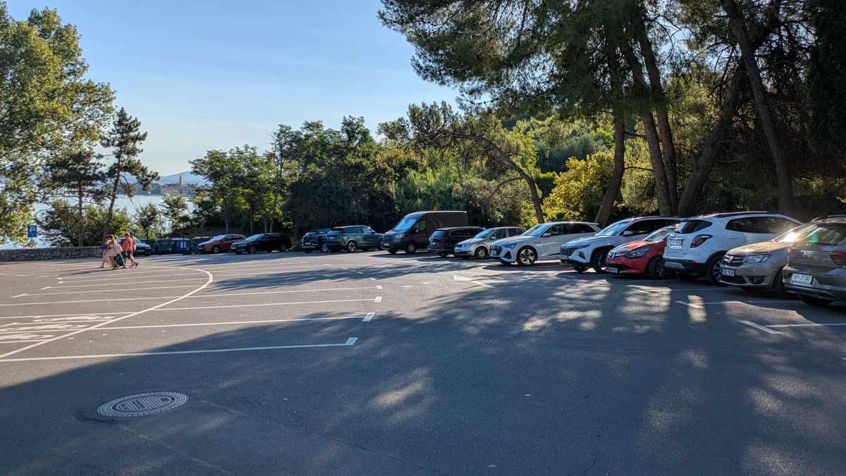 Parking pod Belvederjem - Izola Slocenija - August 2026